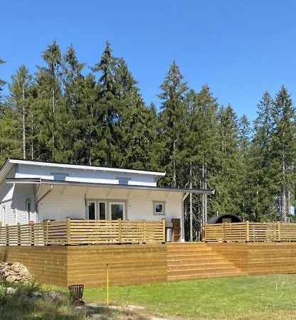 Stuga Pa Oe / Naerhet Till Vatten Mariestad Exteriör bild