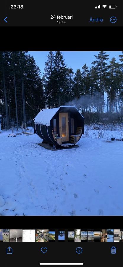 Stuga Pa Oe / Naerhet Till Vatten Mariestad Exteriör bild