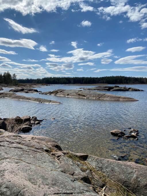 Stuga Pa Oe / Naerhet Till Vatten Mariestad Exteriör bild